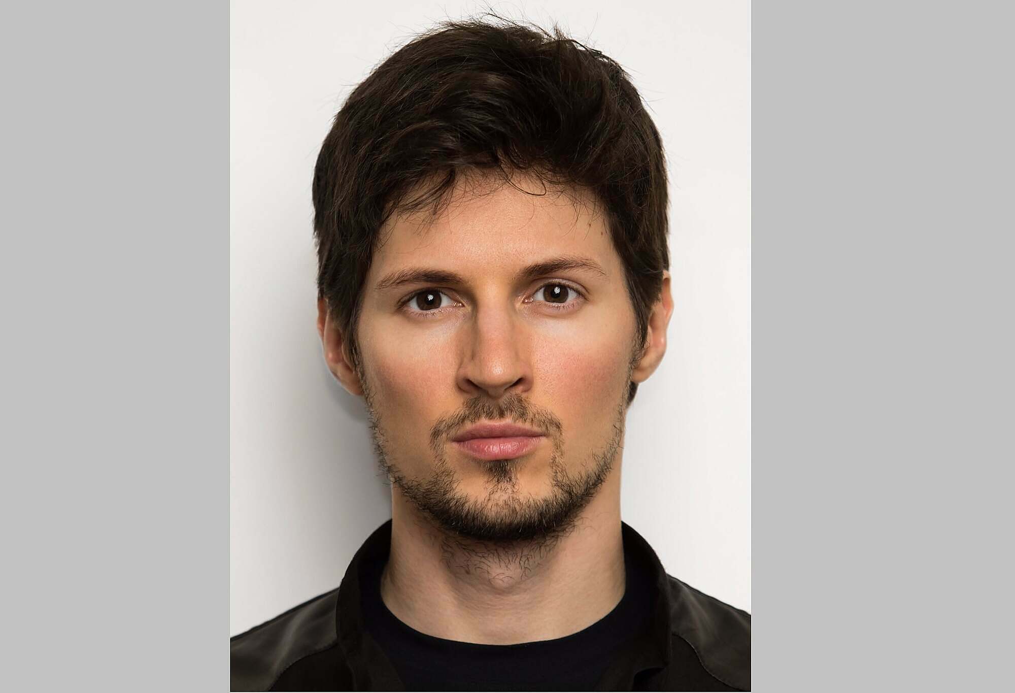 Pavel Durov đăng lên trang cá nhân năm 2017 với chú thích:.Lạ lùng thay, ảnh hộ chiếu mới của tôi lại phù hợp cho các bài báo về việc khủng bố sử dụng Telegram.