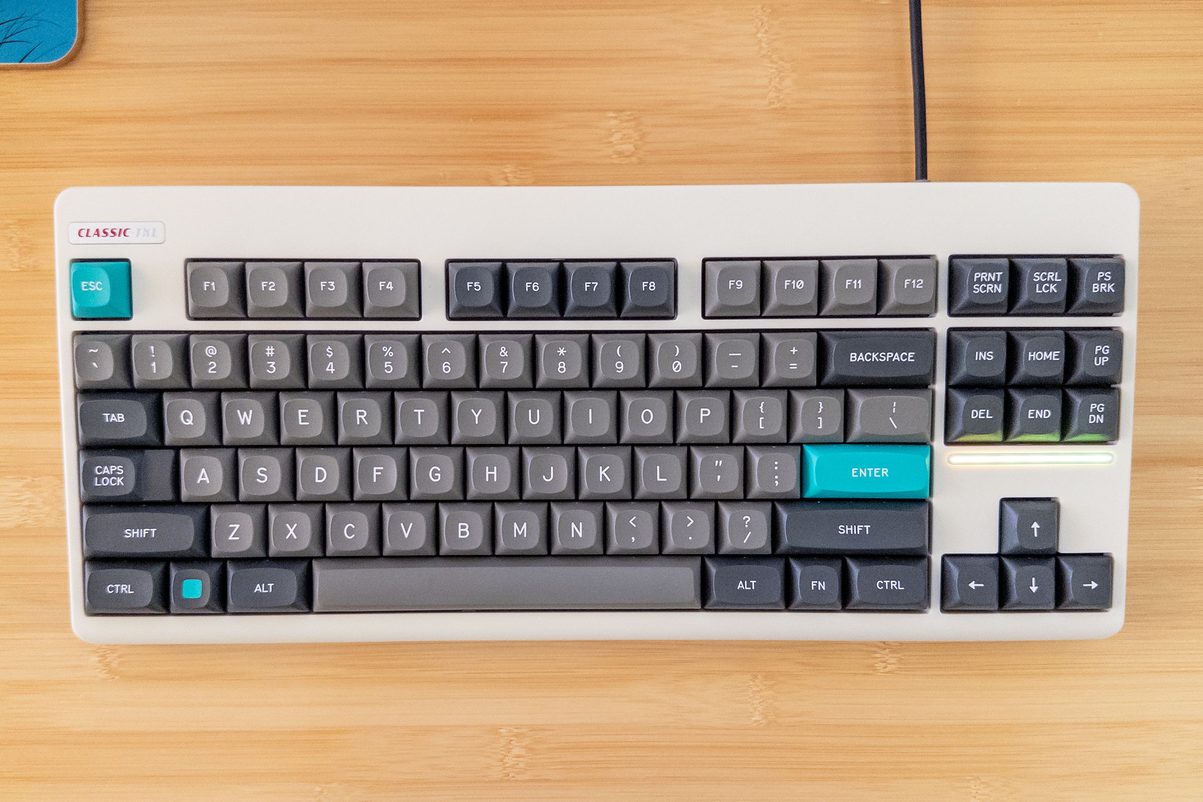 ảnh chụp từ trên xuống của bàn phím Classic-TKL với các phím bấm MTNU Dolch