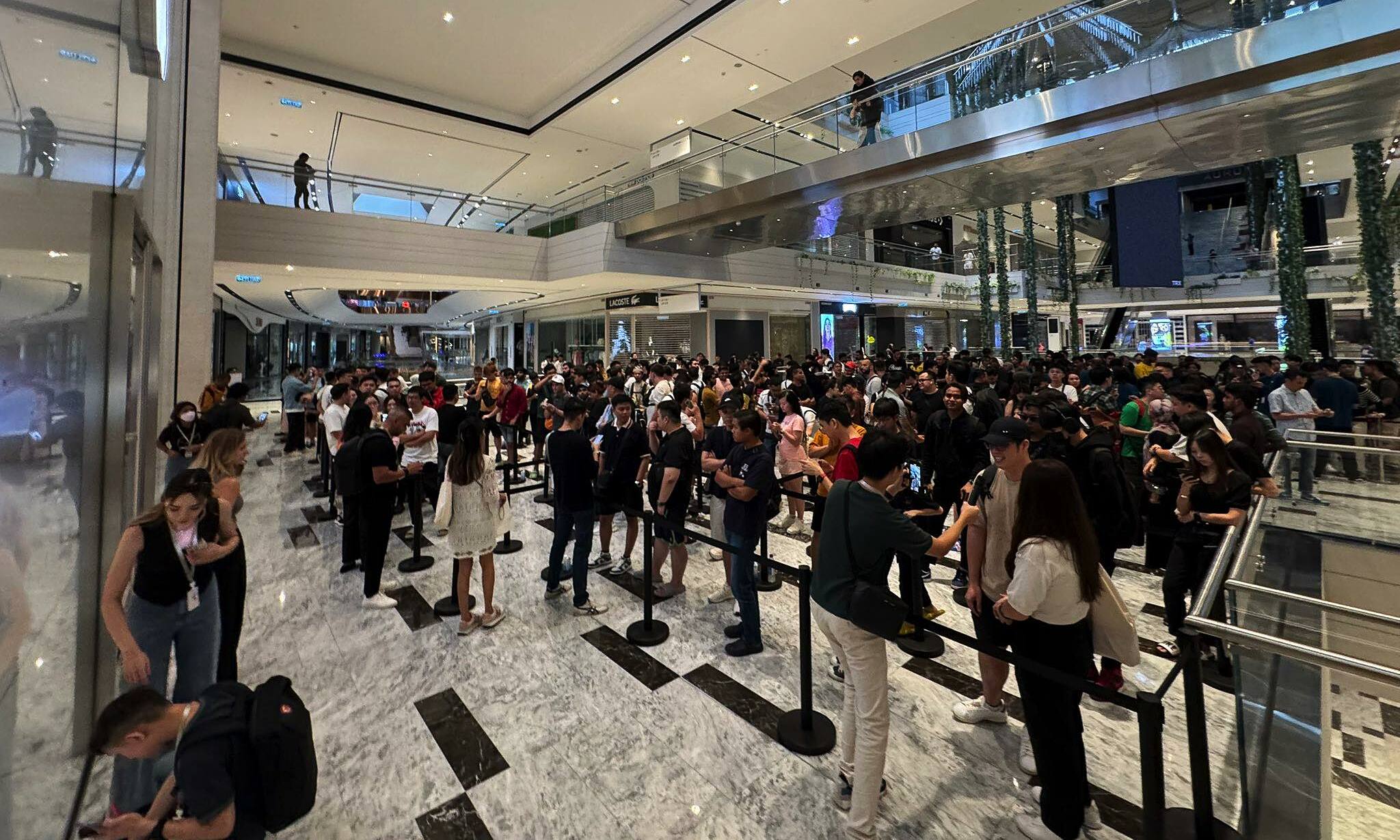 Trước cửa hàng Apple Store Kuala Lumpur. Ảnh: X/SoyaCincau