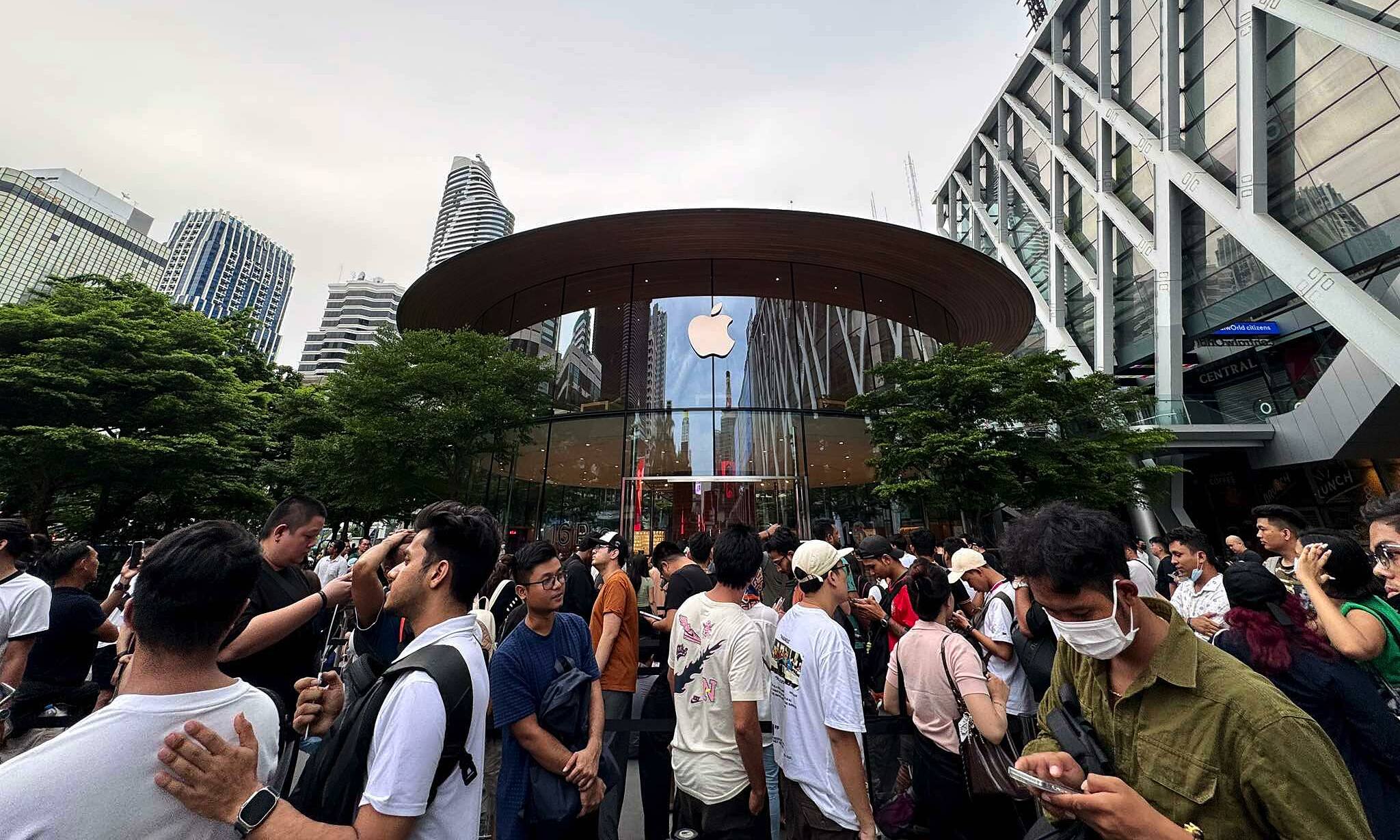 Nhiều người xếp hàng tại Apple Store ở Central World Bangkok. Ảnh: Đinh Công