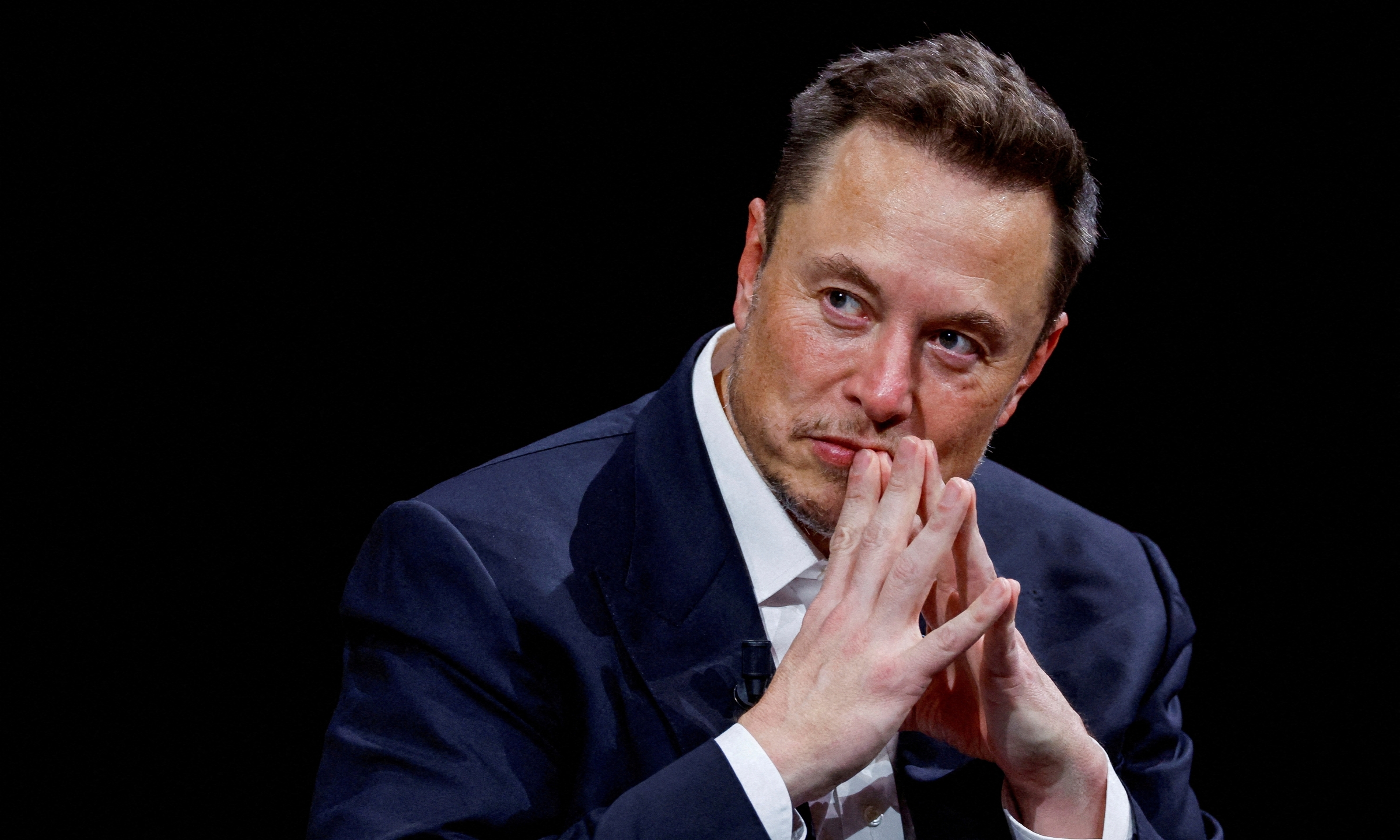 Tỷ phú Mỹ Elon Musk ở Paris, Pháp. Ảnh: Reuters