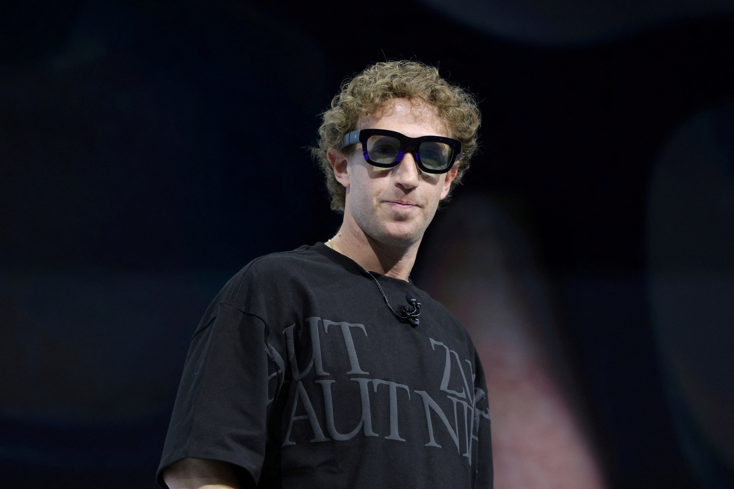 Meta CEO Mark Zuckerberg đeo kính Orion. Ảnh: Reuters