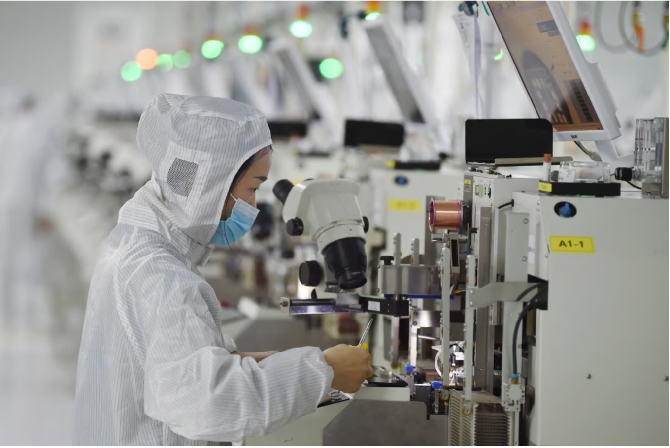 Một công nhân trên dây chuyền sản xuất chip Trung Quốc ở tỉnh Giang Tô ngày 28/2. Ảnh: AFP