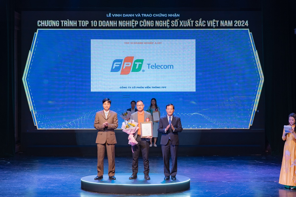 Ông Đinh Cao Sơn - Giám đốc Trung tâm Sản phẩm công nghệ phía Bắc, nhận giải ở hạng mục top 10 doanh nghiệp A-IoT. Ảnh: FPT Telecom
