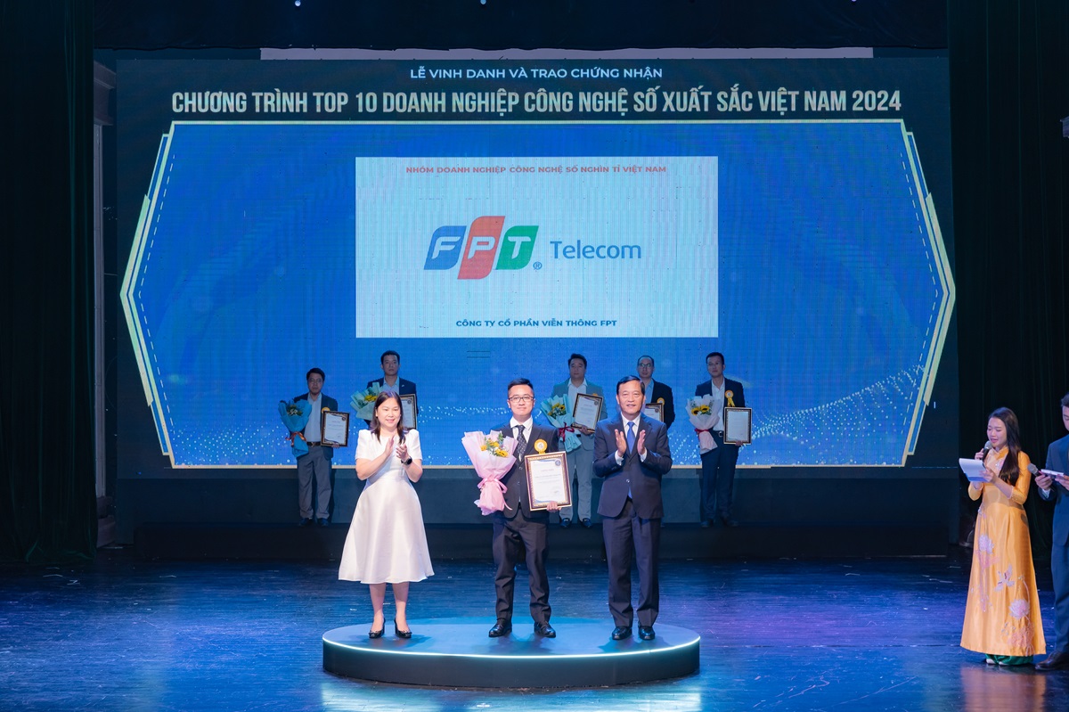 Ông Đỗ Đăng Tiến nhận giấy chứng nhận doanh nghiệp nghìn tỷ. Ảnh: FPT Telecom