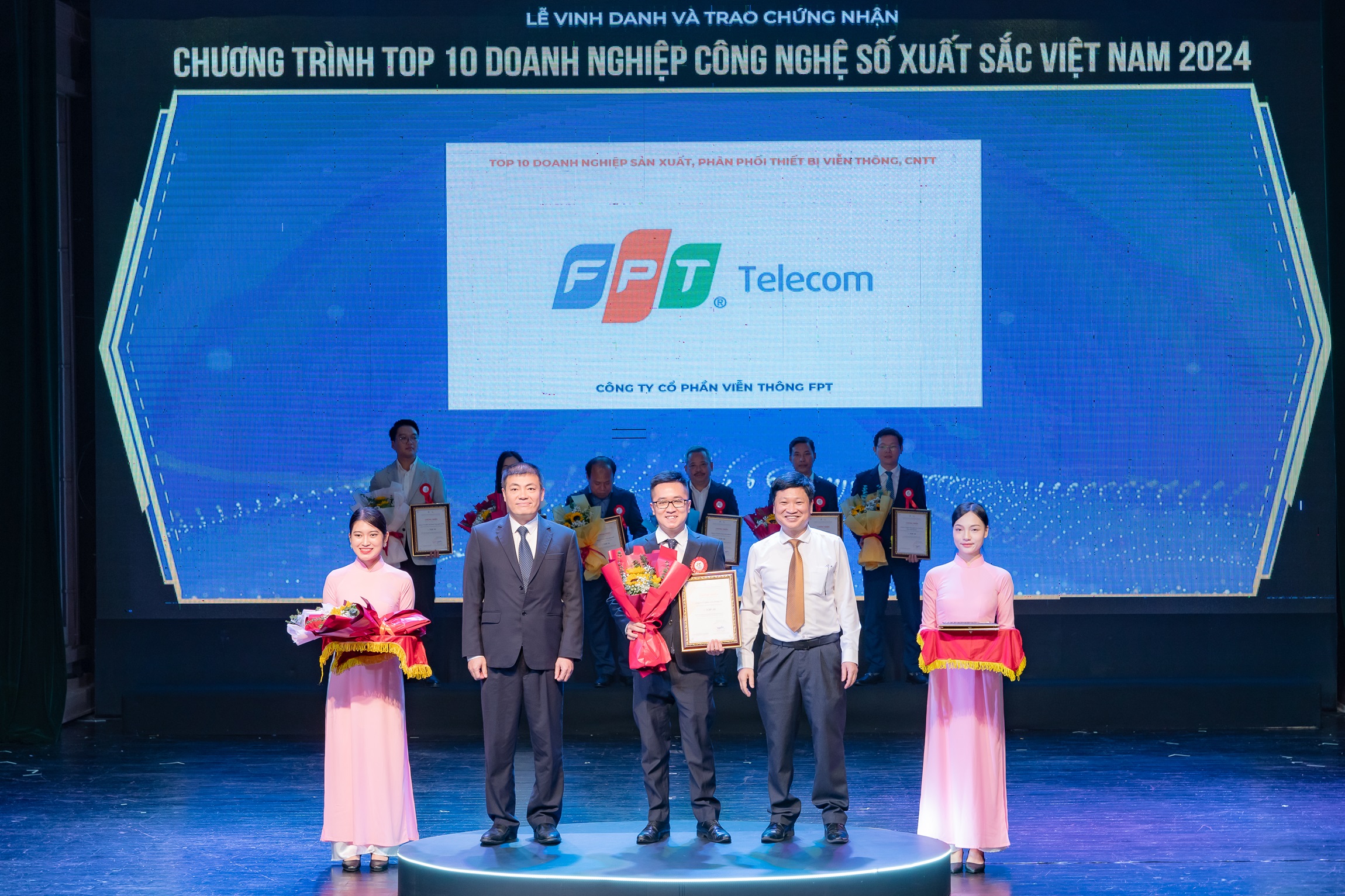 Ông Đỗ Đăng Tiến, Trưởng ban chính sách kinh doanh, nhận giải ở hạng mục doanh nghiệp sản xuất, phân phối thiết bị viễn thông, công nghệ thông tiin. Ảnh: FPT Telecom