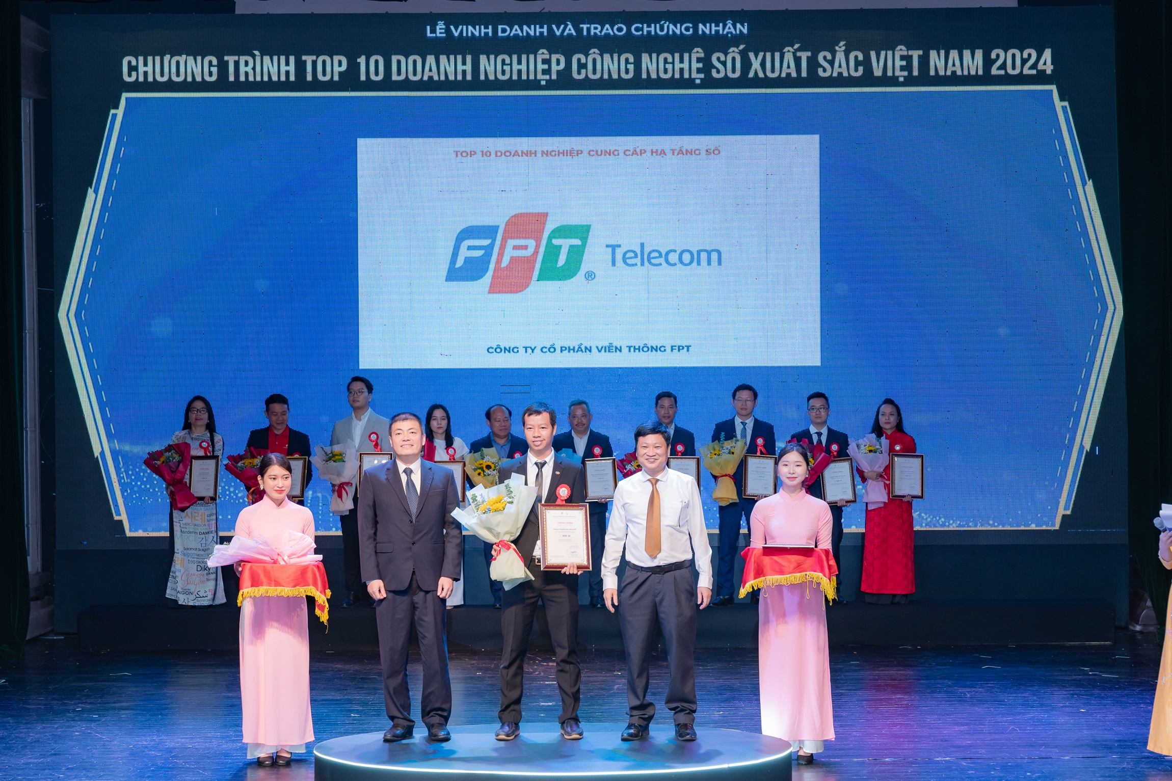 Ông Vương Quốc Thông - Trưởng phòng kinh doanh FPT Telecom International, nhận giải ở hạng mục Top 10 doanh nghiệp cung cấp hạ tầng số. Ảnh: FPT Telecom