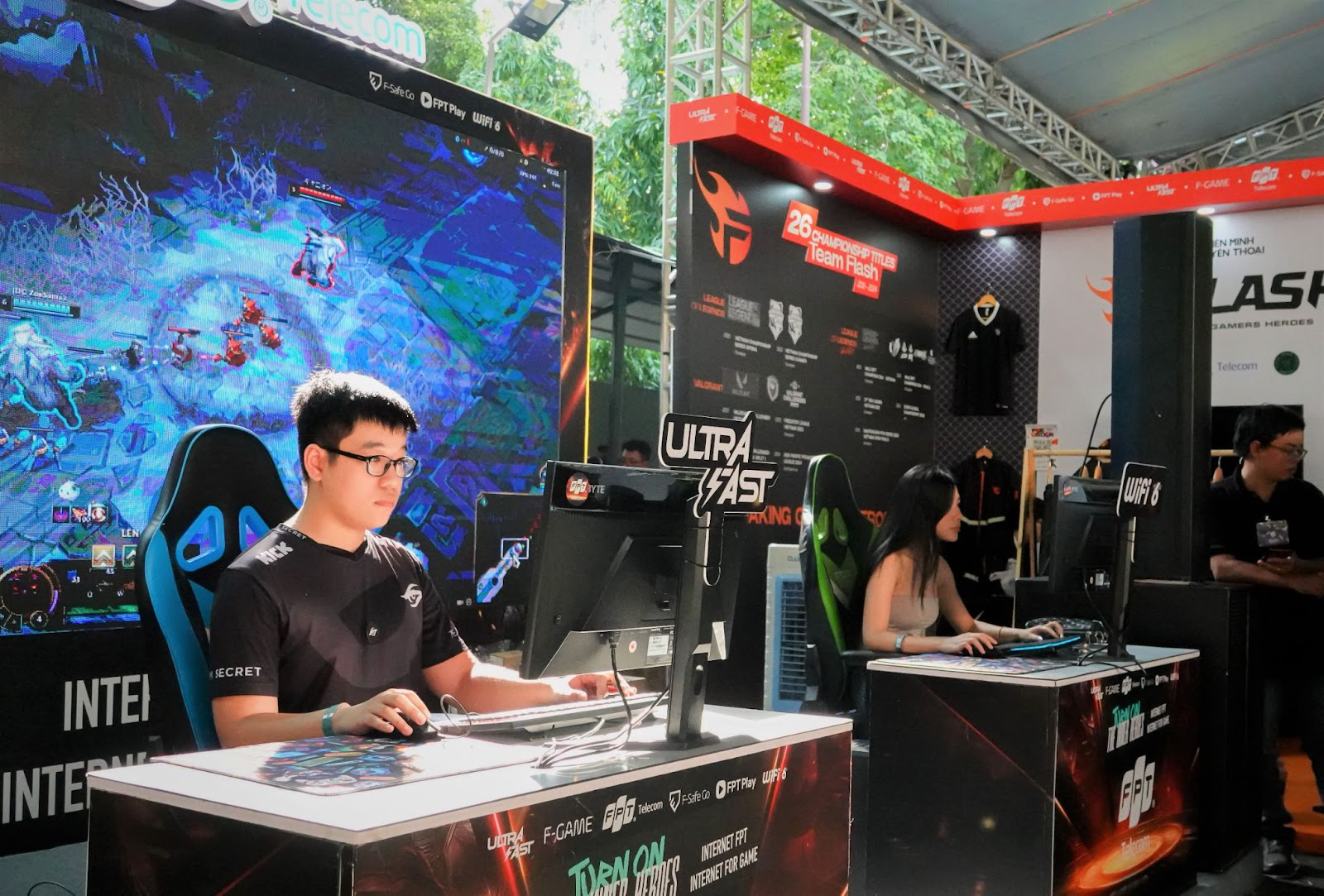 Game thủ trải nghiệm Internet FPT với công nghệ Wi-Fi 6, UltraFast tại sự kiện VCS Mùa Hè 2024. Ảnh: FPT Telecom