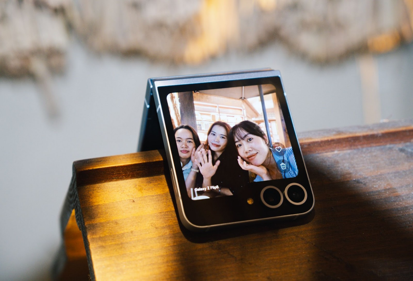 Người dùng selfie với Galaxy Z Flip. Ảnh: Samsung