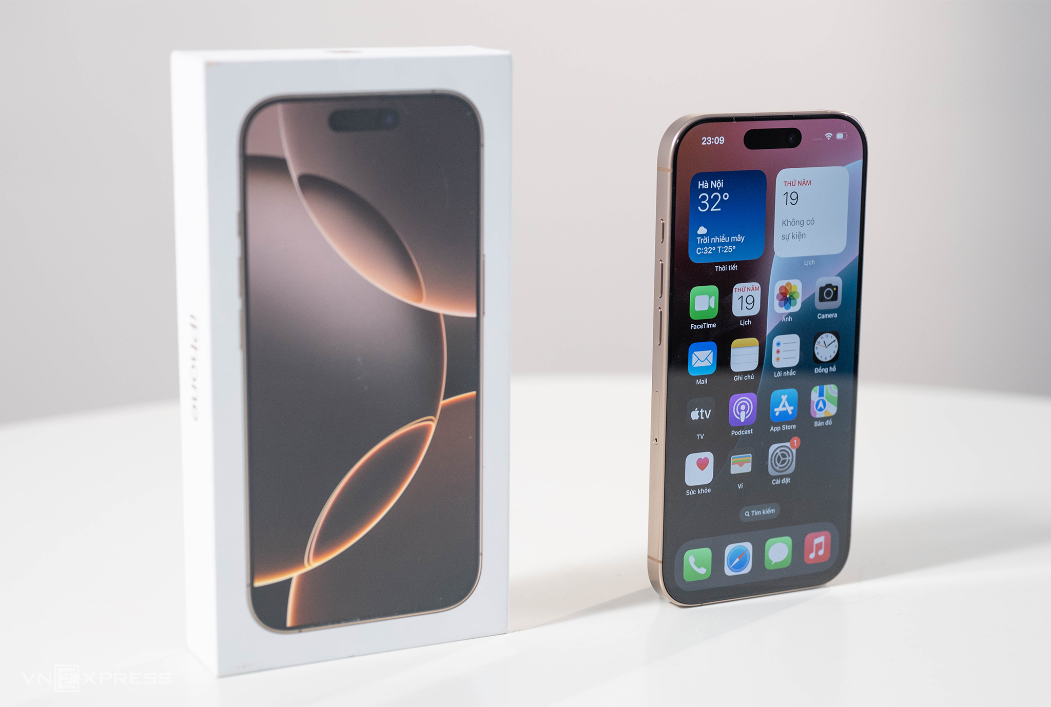 iPhone 16 Pro Max bản 1 TB màu vàng sa mạc đầu tiên về Việt Nam được bán cho một khách hàng với giá 79 triệu đồng. Ảnh: Huy Đức