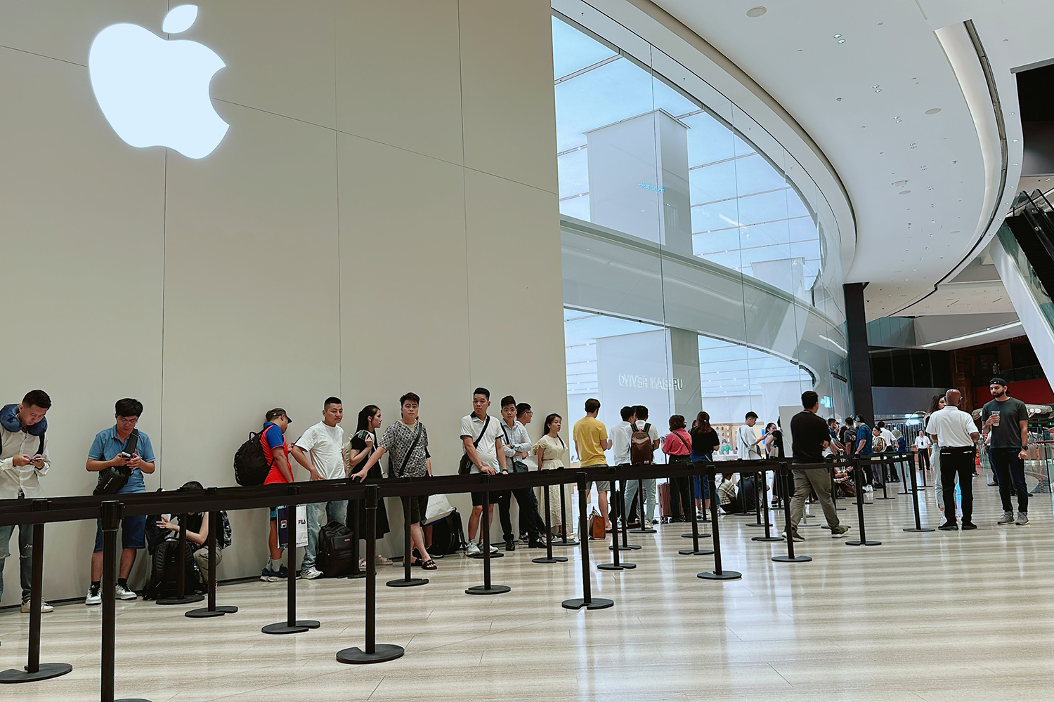 Một số người Việt xếp hàng chờ mua iPhone 15 trong ngày mở bán năm ngoái ở Apple Store trong sân bay Changi (Singapore). Ảnh: Tuấn Thanh