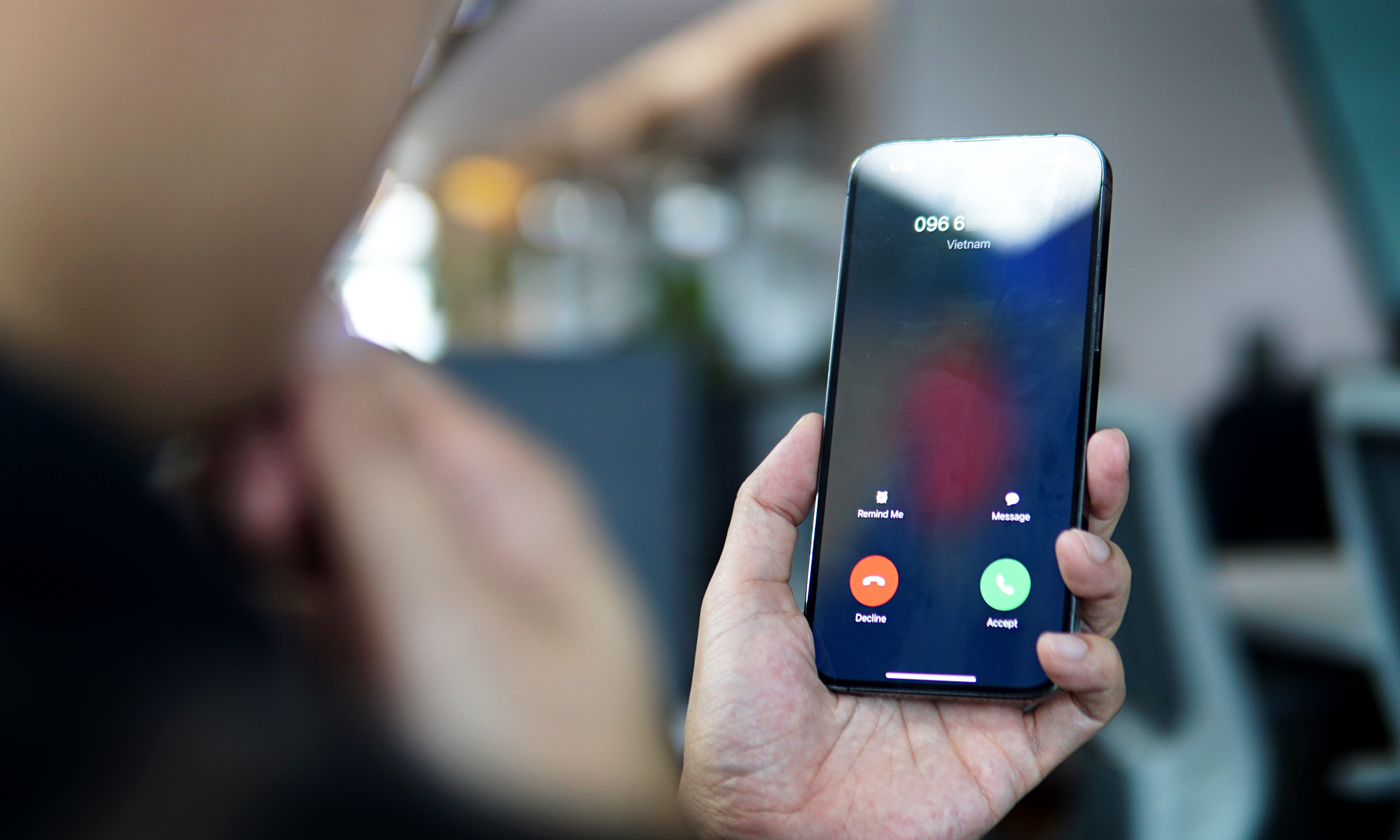 Một người nhận được cuộc gọi từ số điện thoại lạ, nghi quảng cáo. Việc sử dụng tên định danh (brandname) là cách giúp hạn chế các cuộc gọi từ số cá nhân, nhưng vẫn bị lợi dụng để phát tán tin nhắn, cuộc gọi rác. Ảnh: Lưu Quý