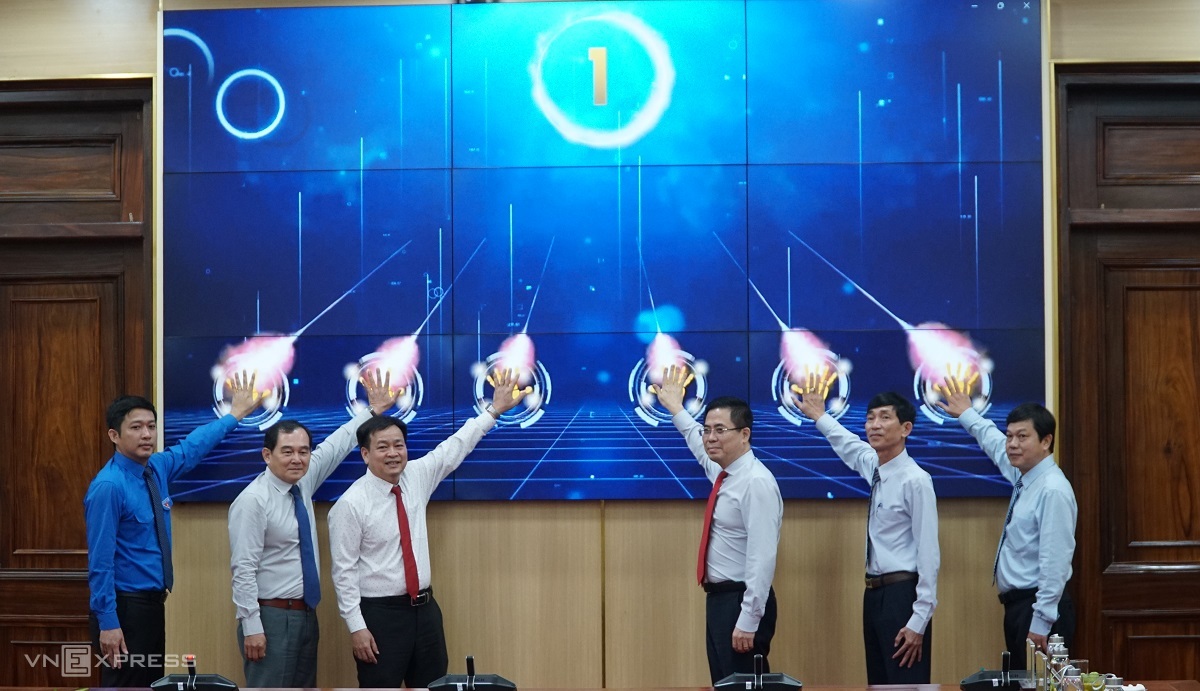 Chủ tịch UBND tỉnh Quảng Ngãi Nguyễn Hoàng Giang (thứ ba từ phải qua) và đại diện một số cơ quan bấm nút ra mắt hai ứng dụng C - Quảng Ngãi và G - Quảng Ngãi. Ảnh: Phạm Linh