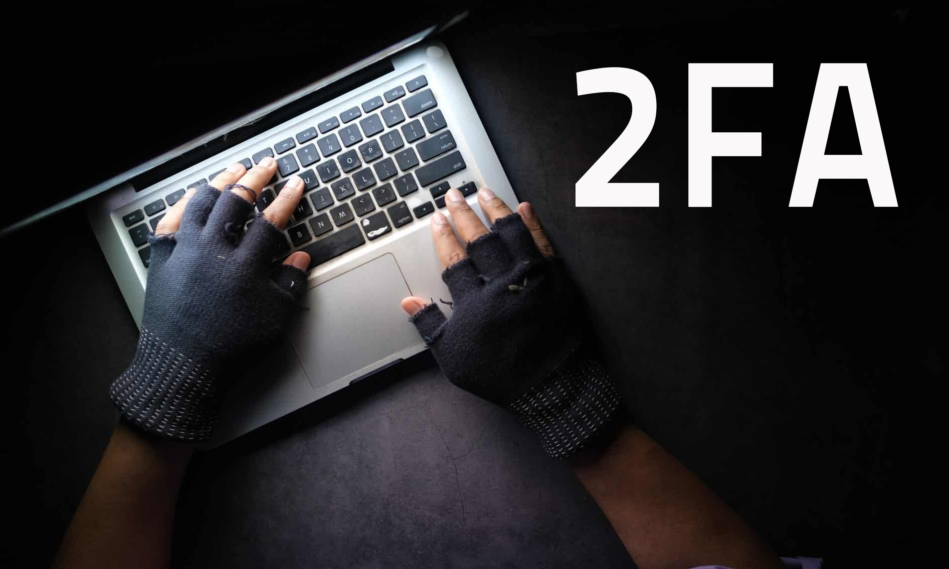 Một người mang găng tay đang thao tác trên bàn phím laptop. Ảnh: Unsplash