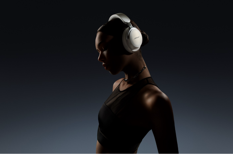 Người dùng sử dụng tai nghe của Bose. Ảnh: Bose