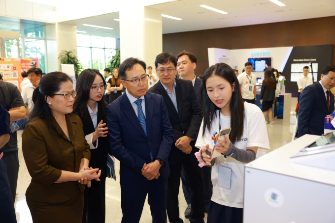 Đại diện một đội thi chia sẻ về ý tưởng với các khách mời. Ảnh: Trúc Linh