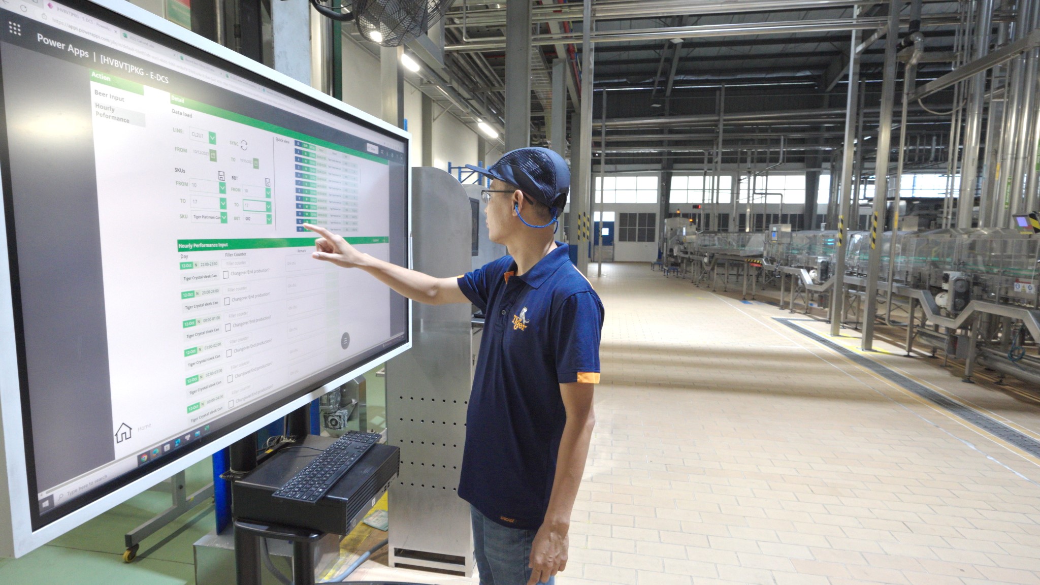 Ứng dụng dữ liệu và AI để tối ưu hoạt động sản xuất tại nhà máy bia HVN. Ảnh: HVN