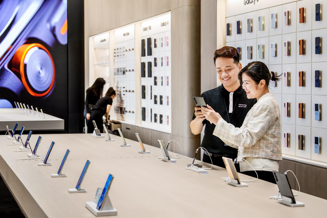 Người dùng trải nghiệm điện thoại tại Samsung West Lake. Ảnh: Samsung