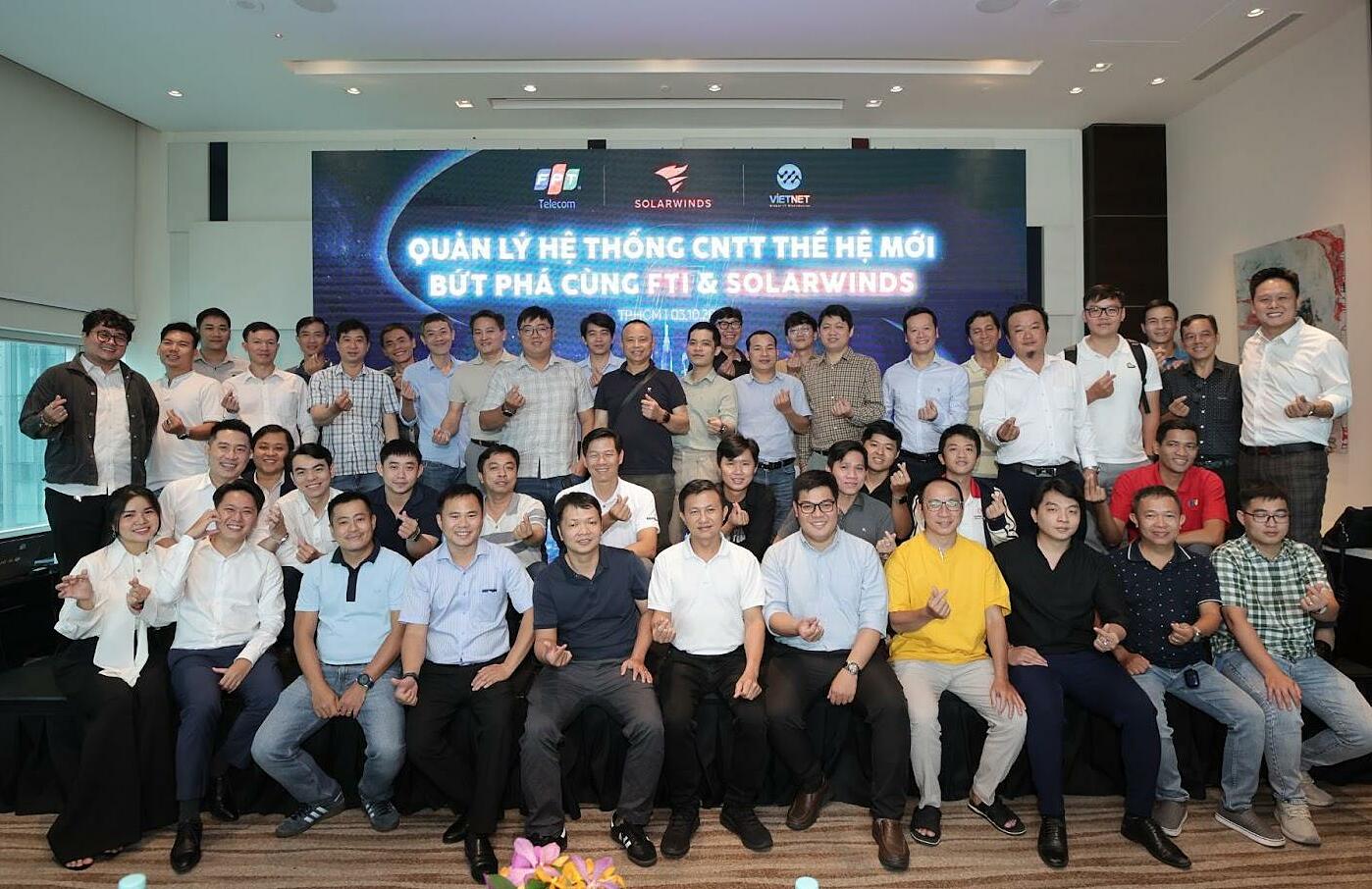 Đại diện FTI, SolarWinds, Vietnet và nhiều doanh nghiệp tham gia sự kiện sáng 3/10. Ảnh: FTI