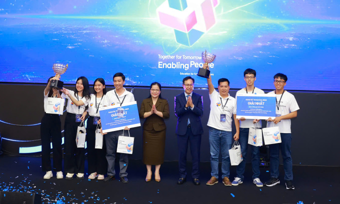 Hai đội giành giải nhất cuộc thi. Ảnh: Trúc Linh