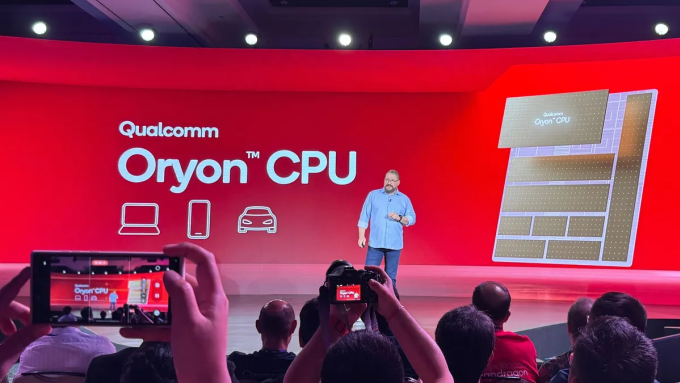 CEO Qualcomm, Cristiano Amon, giới thiệu CPU Oryon tại sự kiện ở Hawaii (Mỹ) ngày 22/10. Ảnh: Cnet