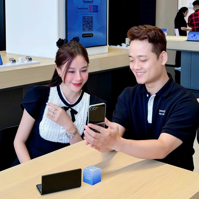 Người dung trải nghiệm sản phẩm của Samsung ở cửa hàng. Ảnh: Samsung