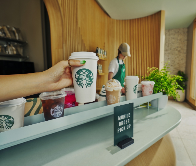 Khu vực quầy giao nước uống trong Starbucks. Ảnh: Starbucks