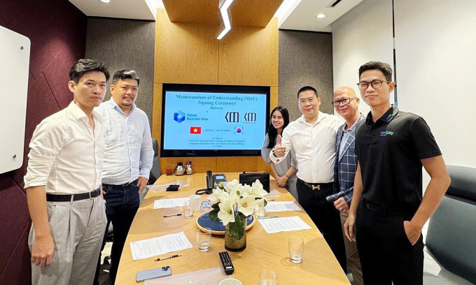 Đại diện KOOPlanIT và Liên minh Blockchain Việt Nam trong lễ ký kết. Ảnh: Liên minh Blockchain Việt Nam