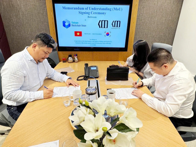 Ông Lim Chul Woong và ông Lê Tuấn Anh ký biên bản hợp tác. Ảnh:  Liên minh Blockchain Việt Nam