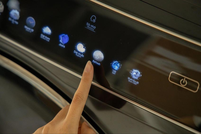 Bảng điều khiển LED đa sắc trên thiết bị. Ảnh: Aqua