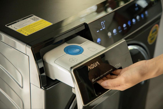 Ngăn chứa nước giặt xả có công nghệ phân bổ thông minh. Ảnh: Aqua