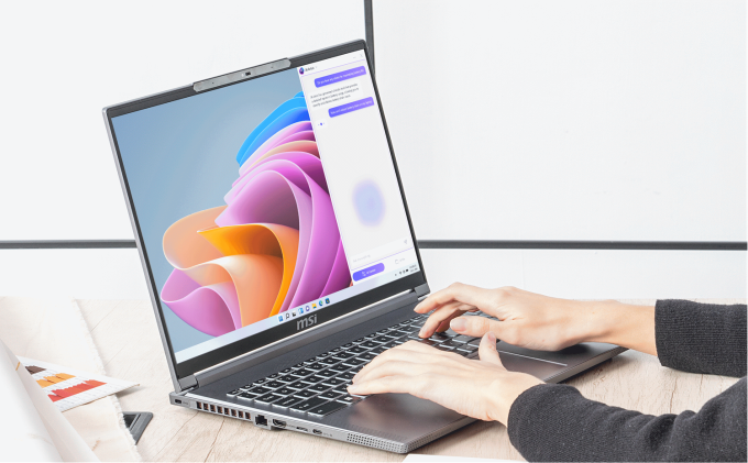 Người dùng sử dụng AI trên laptop. Ảnh: MSI