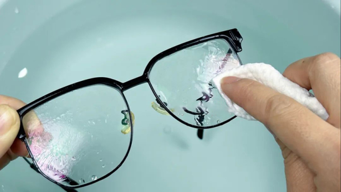 Mẹo xử lý kính trầy xước, mờ đục
