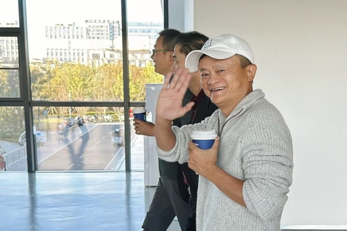 Jack Ma tại trụ sở Alibaba ở Hàng Châu, tỉnh Chiết Giang ngày 29/11. Ảnh: Weibo