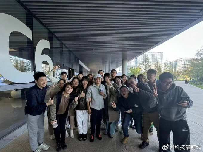 Jack Ma tạo dáng chụp ảnh tập thể với các nhân viên của Alibaba ngày 29/11. Ảnh: Weibo