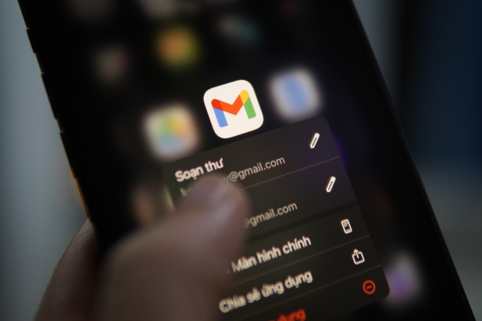 Logo Gmail trên một smartphone. Ảnh: Lưu Quý