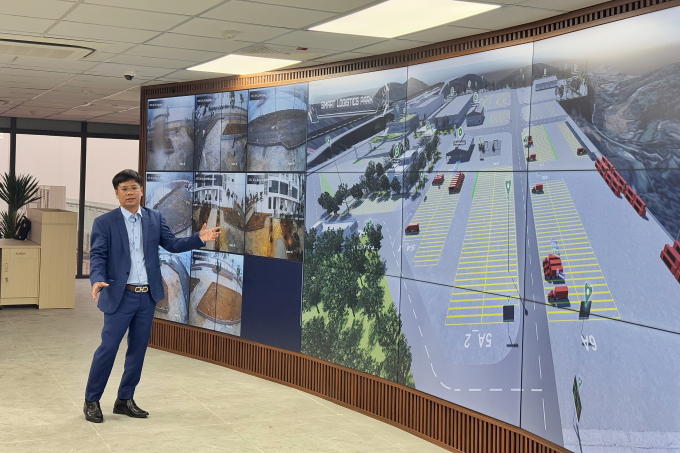 Ông Lê Tuấn Anh chia sẻ về Digital Twins tại trung tâm điều hành của công viên logistics. Ảnh: Lưu Quý