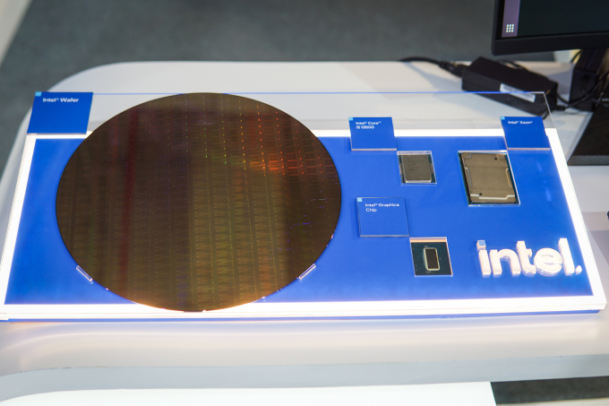 Tấm wafer được dùng để làm chip của Intel, được trưng bày tại sự kiện về đổi mới sáng tạo, tháng 10/2023. Ảnh: Lưu Quý