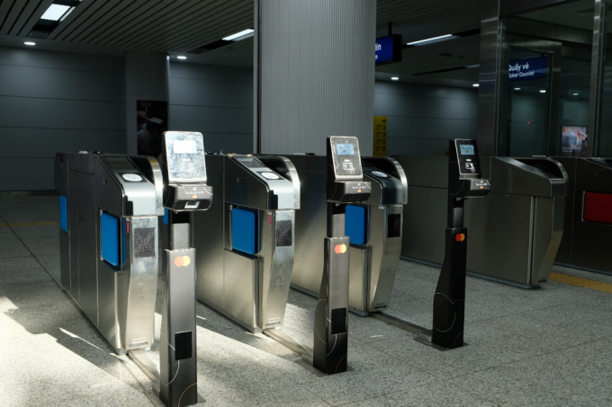 Người dân có thể dùng các loại thẻ Mastercard, Visa, JCB, American Express, Union Pay, Napas để đi tàu. Ảnh: FPT