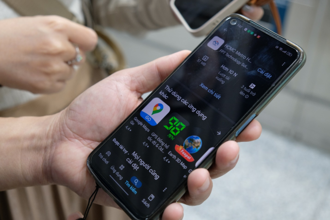 Tải ứng dụng HCMC Metro HURC từ CH Play và App Store. Ảnh: FPT