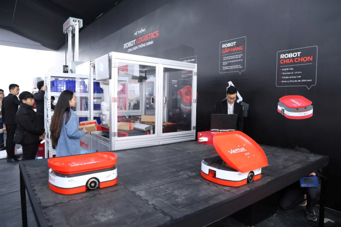 Robot AGV tự hành và công nghệ phân loại tự động DWS tại công viên logistics Viettel. Ảnh: Trần Hùng