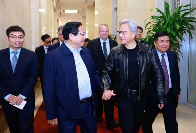 Từ trái qua phải: Phó Chủ tịch Nvidia Jay Puri, CEO Jensen Huang, Thủ tướng Phạm Minh Chính, Bộ trưởng KH&ĐT Nguyễn Chí Dũng. Ảnh: Đức Trung