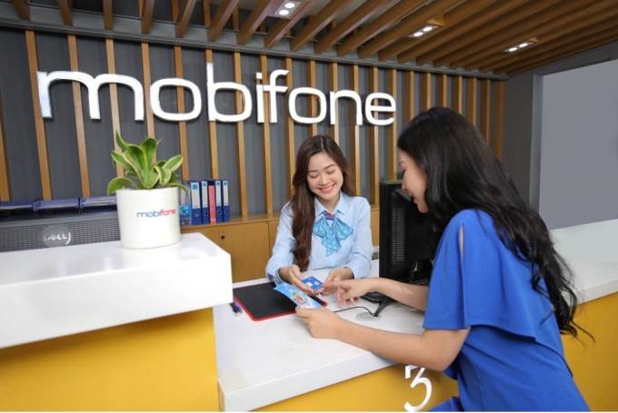 Nhân viên MobiFone tư vấn cho khách hàng về dịch vụ. Ảnh: MobiFone
