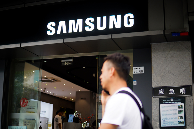 Một người đi ngang cửa hàng Samsung tại Thâm Quyến, Trung Quốc, tháng 4/2024. Ảnh: Lưu Quý