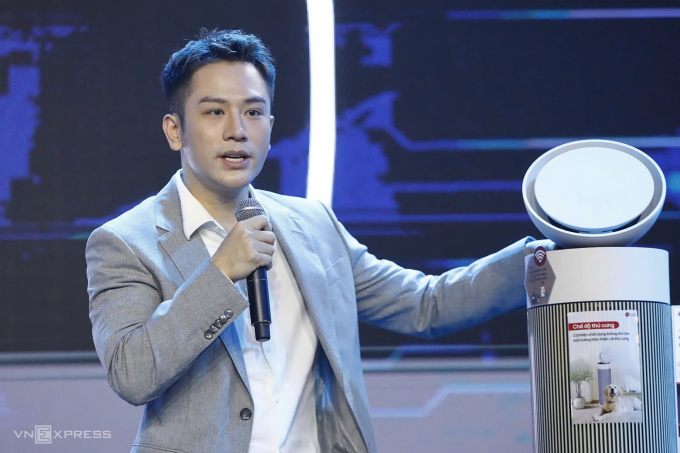 Dino Vũ đánh giá về máy lọc LG 360. Ảnh: Khương Nguyễn