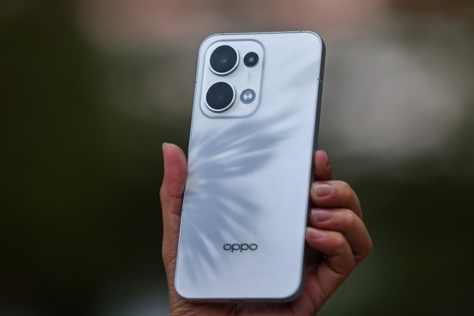 Oppo Reno13 với mặt lưng hiệu ứng cánh bướm. Ảnh: Quỳnh Trần