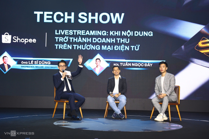 Diễn giả chia sẻ về gia dụng thông minh trong phiên thảo luận. Ảnh: Quỳnh Trần