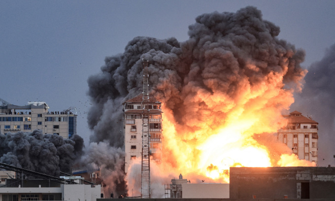 Một tòa nhà tại Gaza City bị Israel không kích ngày 7/10/2023. Ảnh: AFP