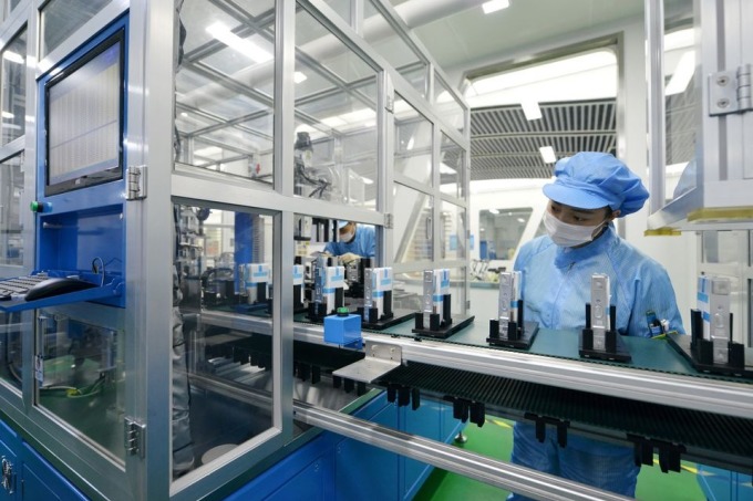 Công nhân một nhà máy sản xuất pin lithium-ion tại Chiết Giang, Trung Quốc. Ảnh: Reuters