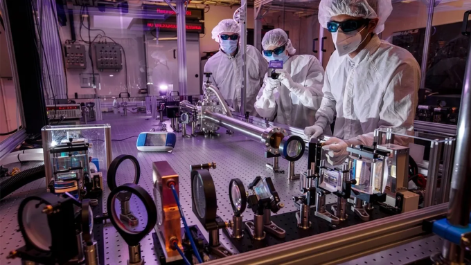 Các chuyên gia của LLNL thử nghiệm công nghệ laser BAT mới. Ảnh: LLNL
